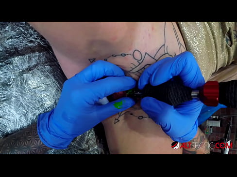 ❤️ Extrem tattooed Hottie Sully Savage krut en Tattoo op hirem Klitoris ❤ Schéine Porno op Porno lb.myastro.top ❌